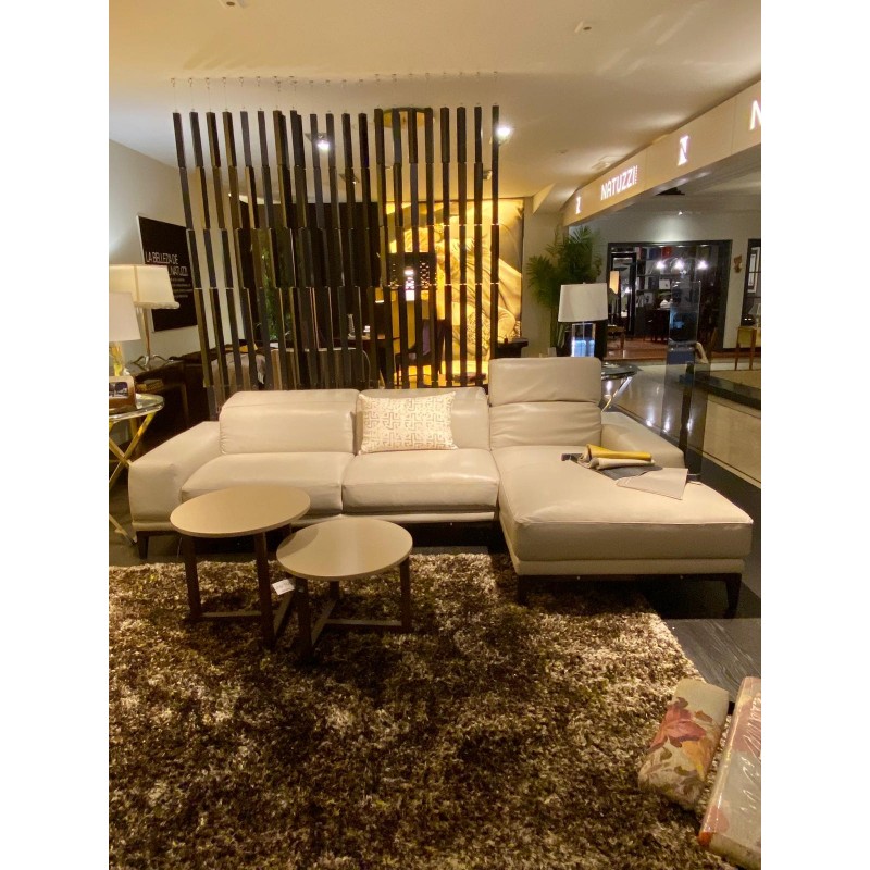 Sofá con rincón modelo Borghese en pielde natuzzi italia.