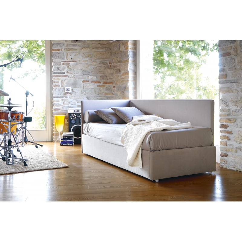 cama tapizada en blanco de Noctis